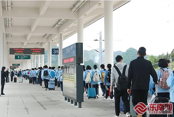 高铁护航！福州500余名师生到岩开展红色研学